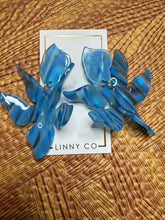 Load image into Gallery viewer, Blue Iris Flora
